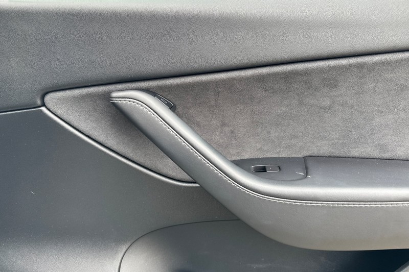 Tesla Model Y Vehicle Full-screen Gallery Image 21