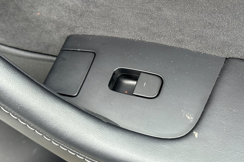 Tesla Model Y Vehicle Full-screen Gallery Image 22