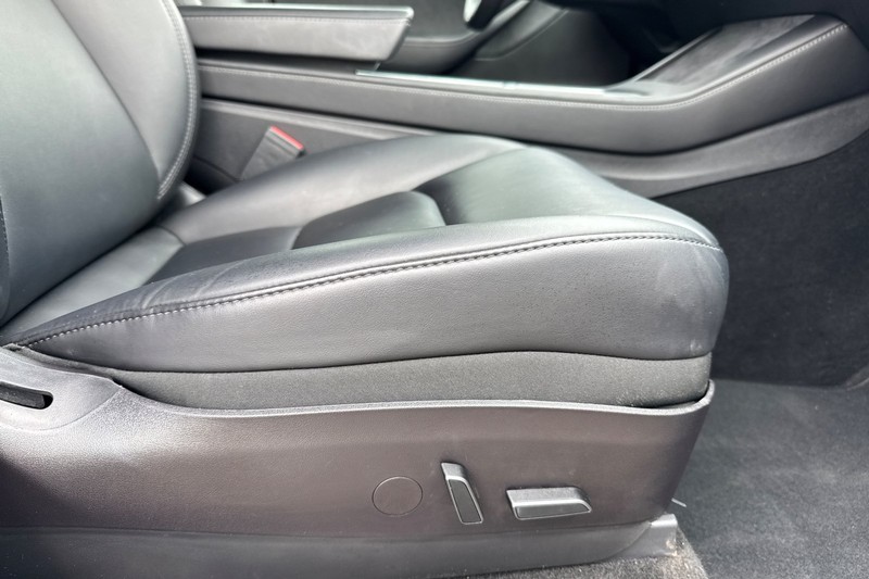 Tesla Model Y Vehicle Full-screen Gallery Image 23