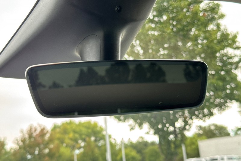 Tesla Model Y Vehicle Full-screen Gallery Image 25