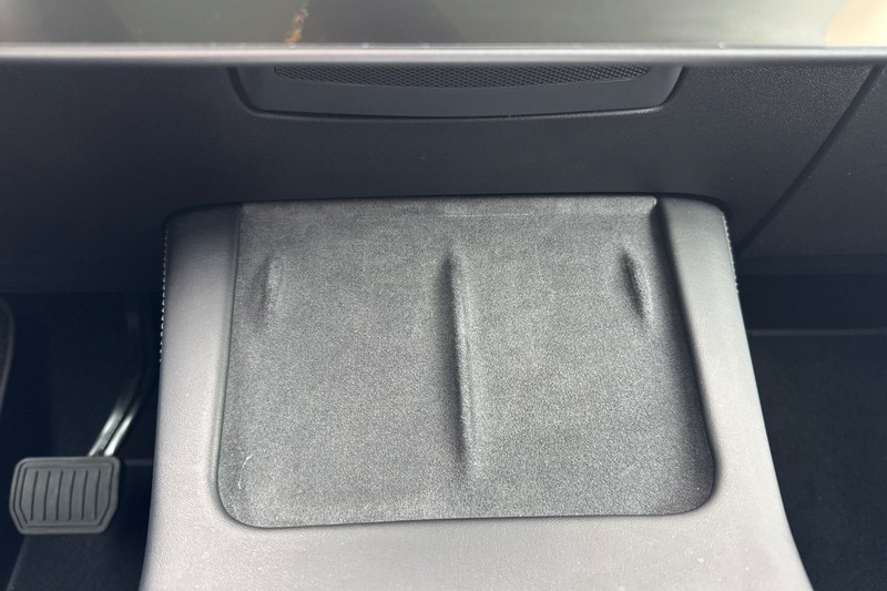 Tesla Model Y Vehicle Full-screen Gallery Image 29