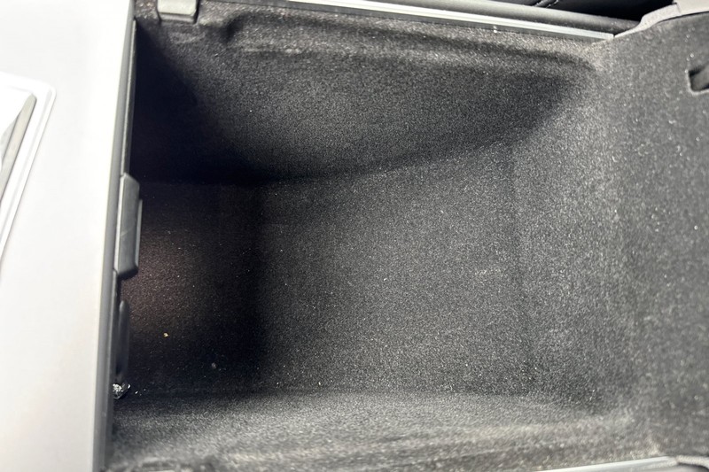 Tesla Model Y Vehicle Full-screen Gallery Image 30