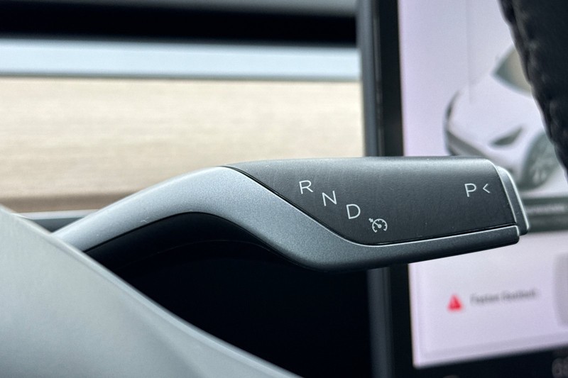 Tesla Model Y Vehicle Full-screen Gallery Image 31
