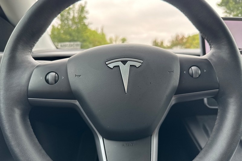 Tesla Model Y Vehicle Full-screen Gallery Image 32