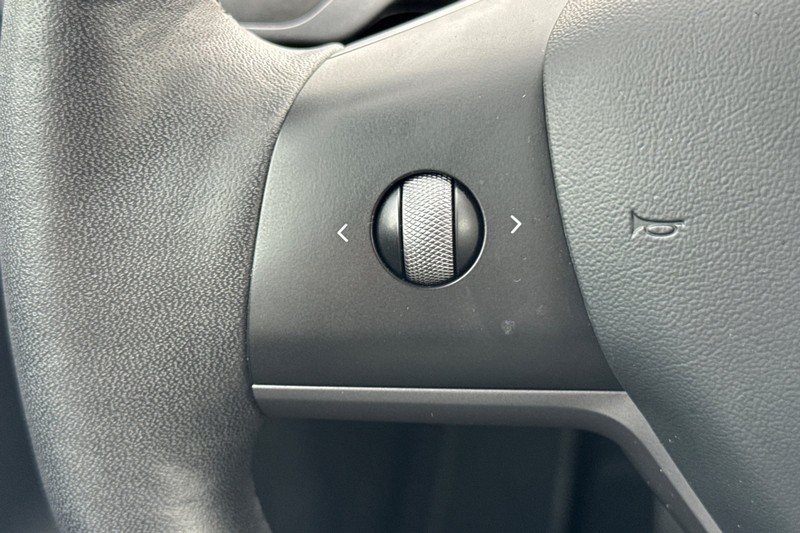Tesla Model Y Vehicle Full-screen Gallery Image 33