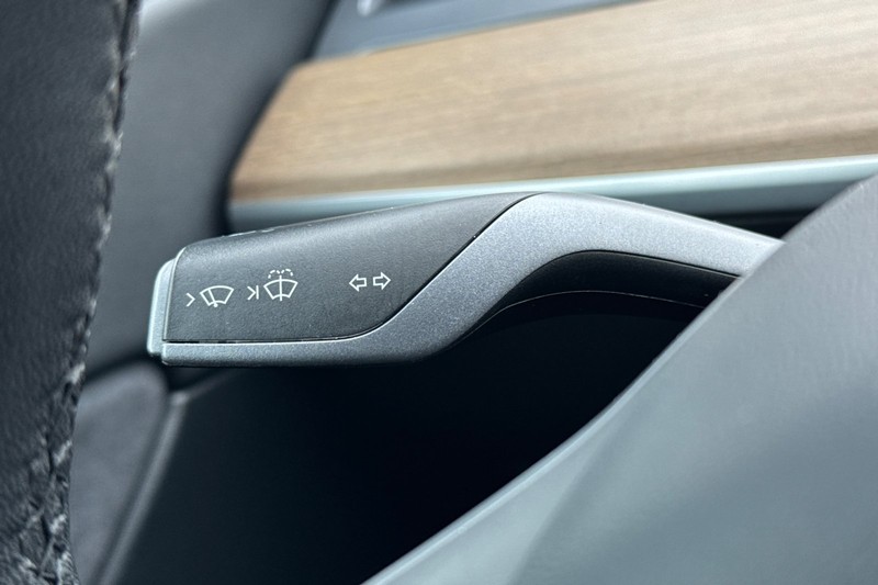 Tesla Model Y Vehicle Full-screen Gallery Image 34