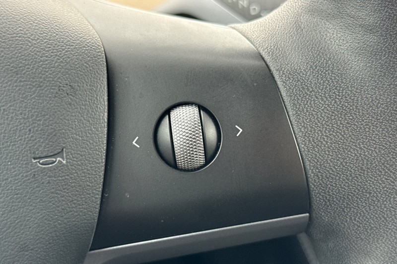 Tesla Model Y Vehicle Full-screen Gallery Image 35