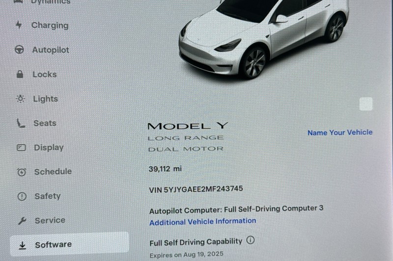 Tesla Model Y Vehicle Full-screen Gallery Image 36