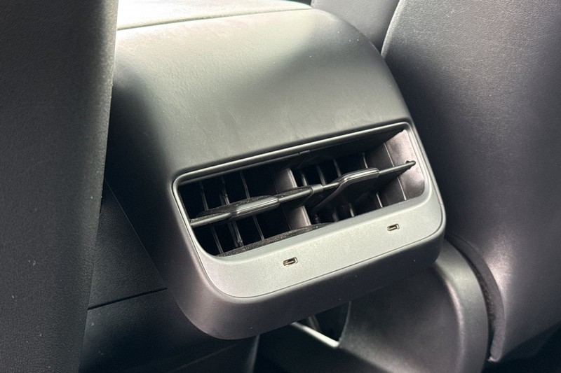 Tesla Model Y Vehicle Full-screen Gallery Image 37