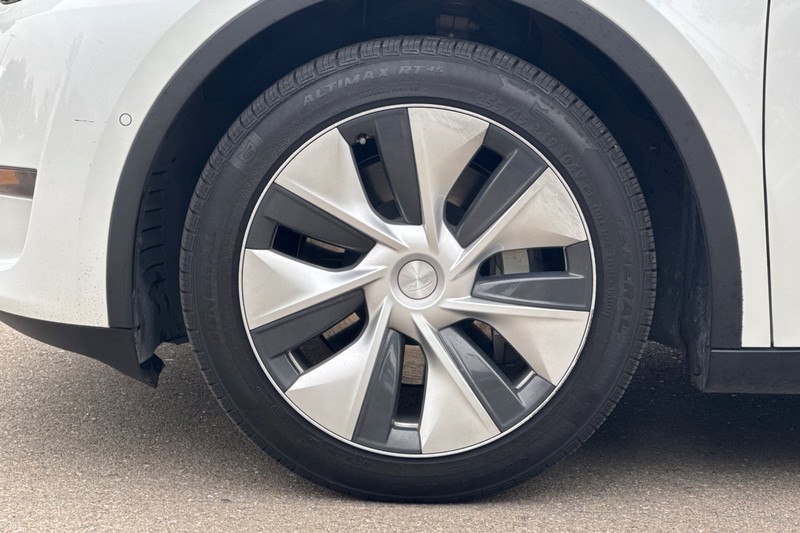 Tesla Model Y Vehicle Full-screen Gallery Image 39