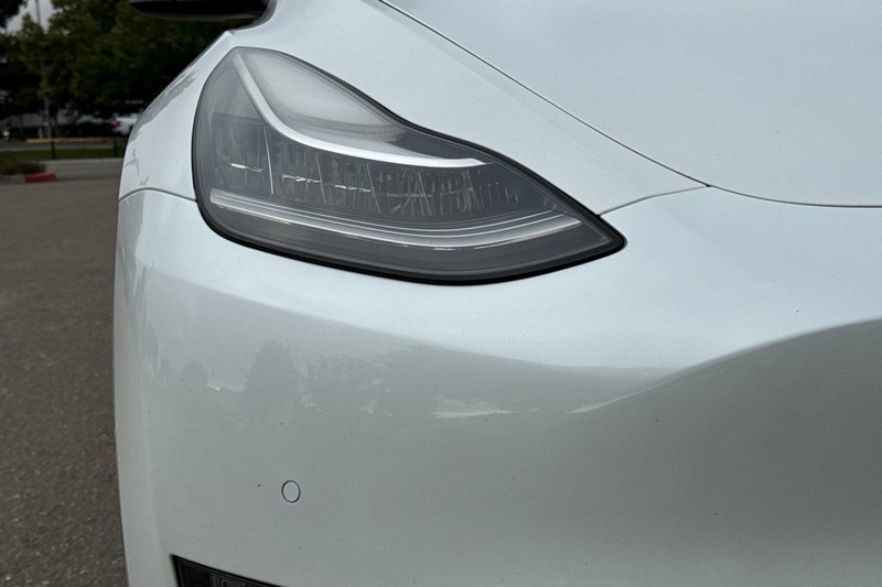 Tesla Model Y Vehicle Full-screen Gallery Image 40