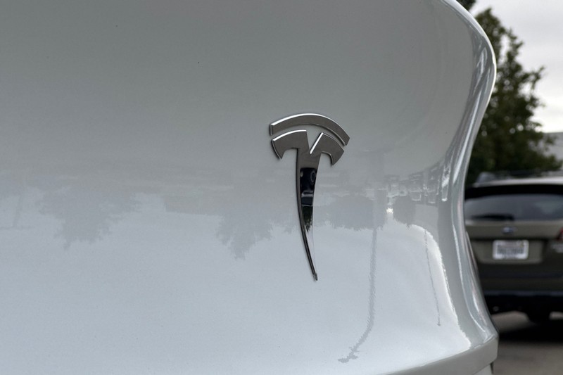 Tesla Model Y Vehicle Full-screen Gallery Image 43