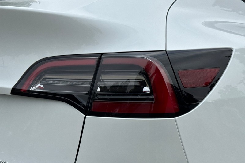 Tesla Model Y Vehicle Full-screen Gallery Image 44