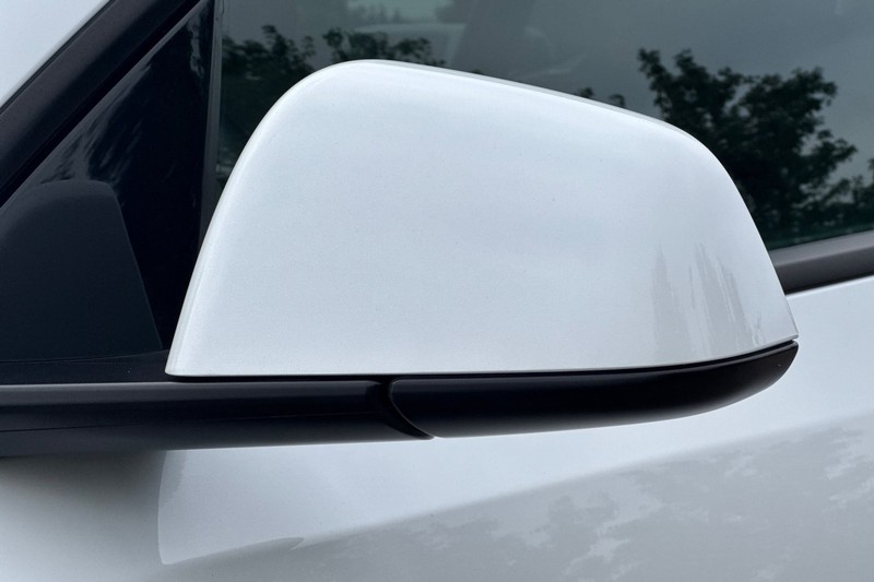 Tesla Model Y Vehicle Full-screen Gallery Image 47
