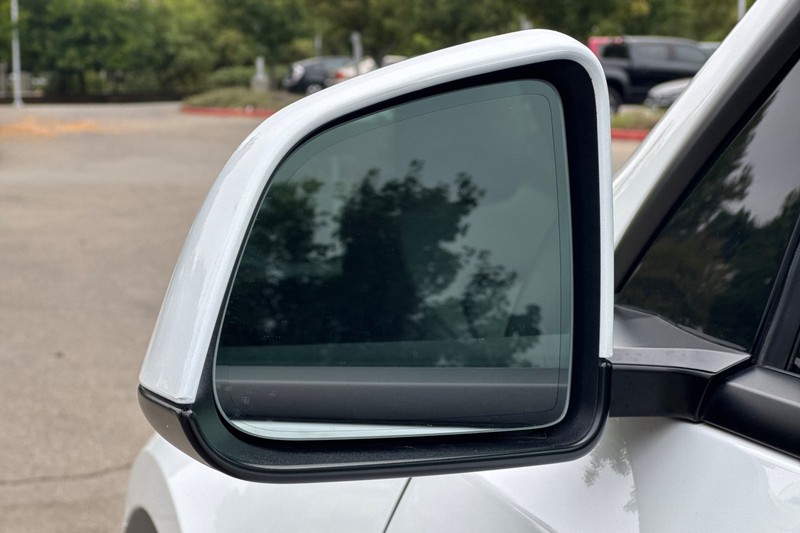 Tesla Model Y Vehicle Full-screen Gallery Image 48