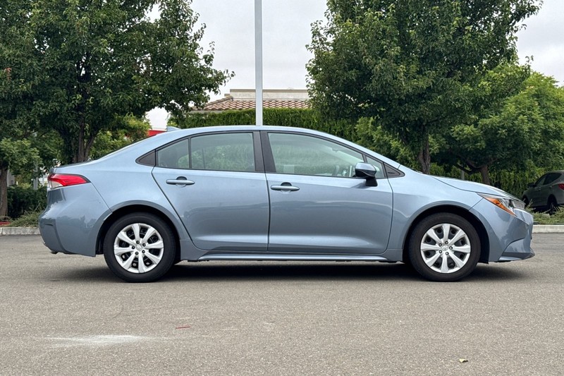 Toyota Corolla Vehicle Full-screen Gallery Image 03