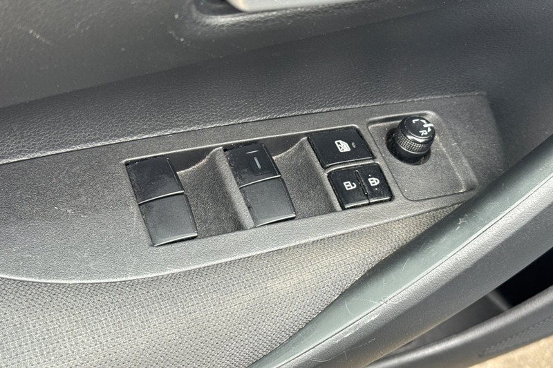 Toyota Corolla Vehicle Full-screen Gallery Image 12