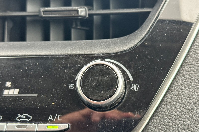 Toyota Corolla Vehicle Full-screen Gallery Image 29