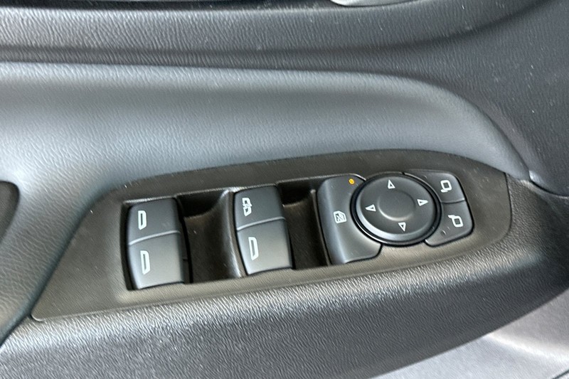 Chevrolet Equinox Vehicle Full-screen Gallery Image 12