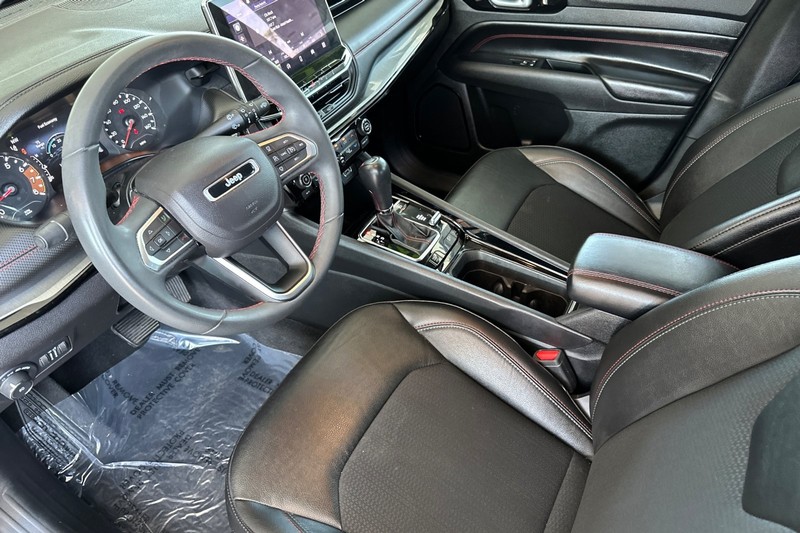 Jeep Compass Vehicle Full-screen Gallery Image 10
