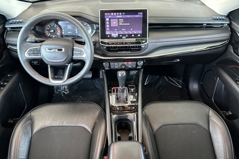 Jeep Compass Vehicle Full-screen Gallery Image 15