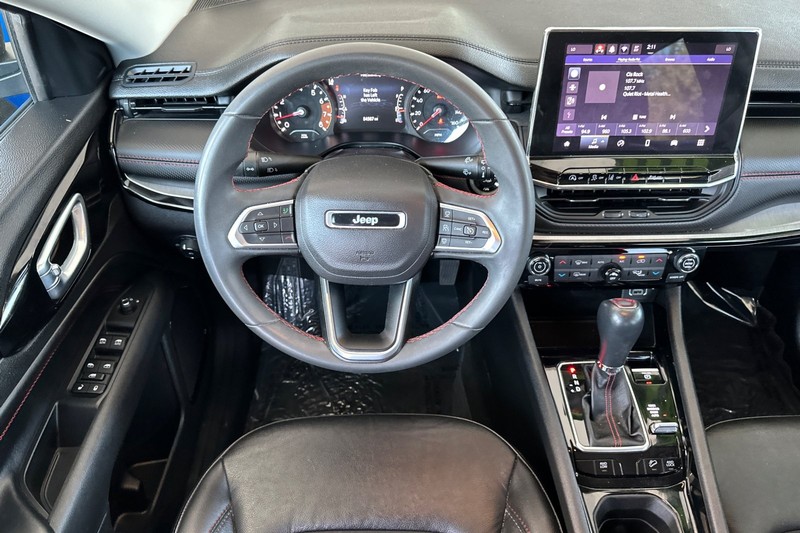 Jeep Compass Vehicle Full-screen Gallery Image 16