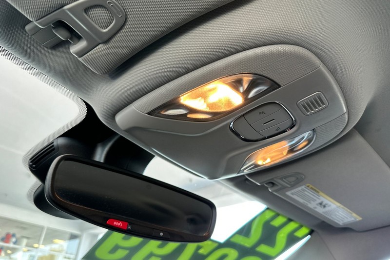 Jeep Compass Vehicle Full-screen Gallery Image 24