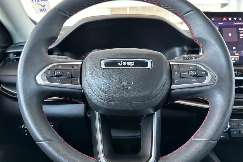 Jeep Compass Vehicle Full-screen Gallery Image 35