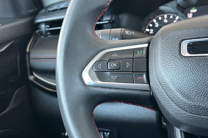 Jeep Compass Vehicle Full-screen Gallery Image 36
