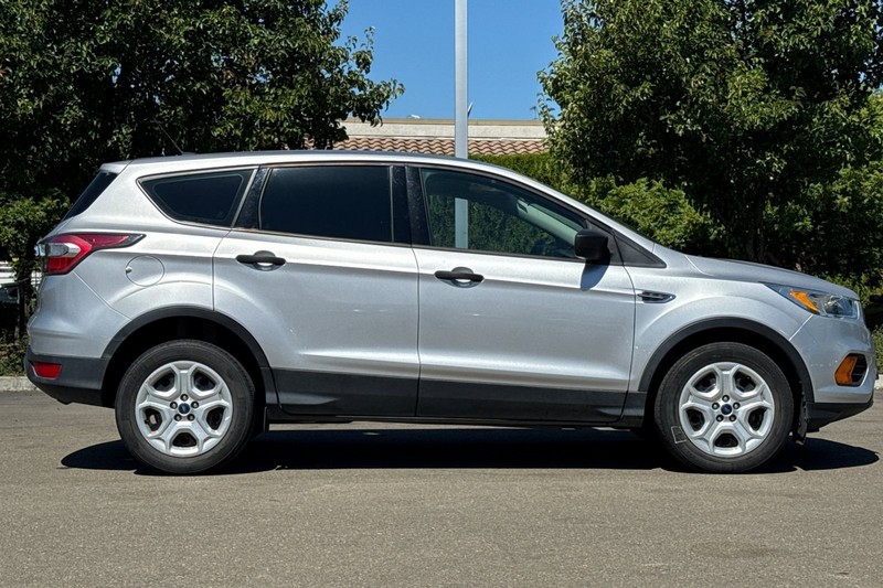 Ford Escape Vehicle Full-screen Gallery Image 03