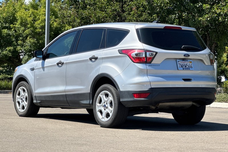 Ford Escape Vehicle Full-screen Gallery Image 06