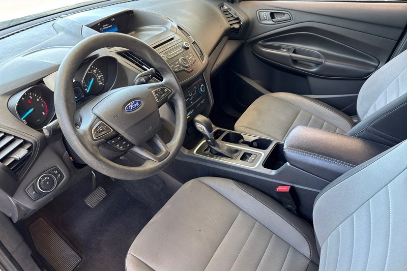 Ford Escape Vehicle Full-screen Gallery Image 10