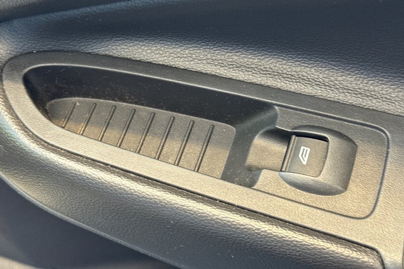 Ford Escape Vehicle Full-screen Gallery Image 22