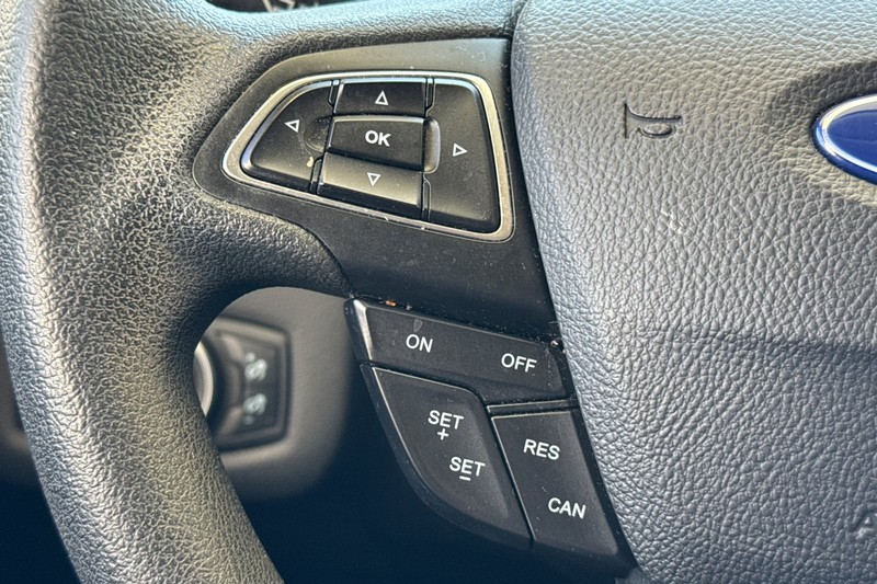 Ford Escape Vehicle Full-screen Gallery Image 35