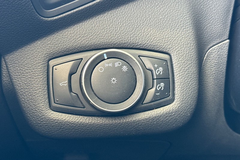 Ford Escape Vehicle Full-screen Gallery Image 40