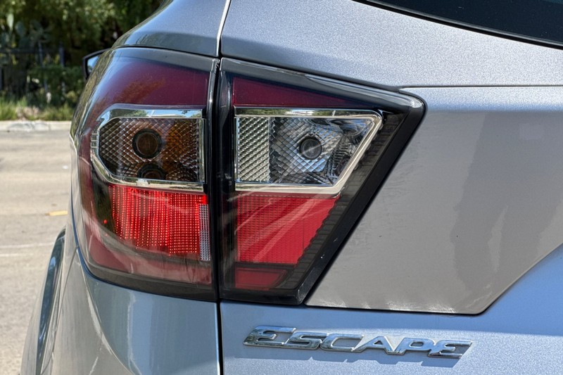 Ford Escape Vehicle Full-screen Gallery Image 45