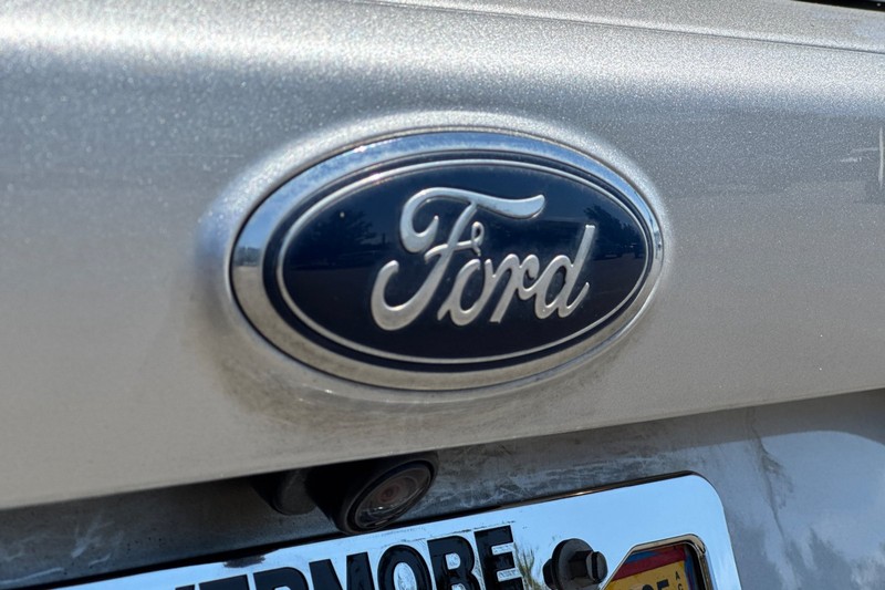 Ford Escape Vehicle Full-screen Gallery Image 46