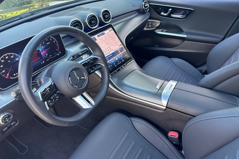 Mercedes-Benz C-Class Vehicle Full-screen Gallery Image 10