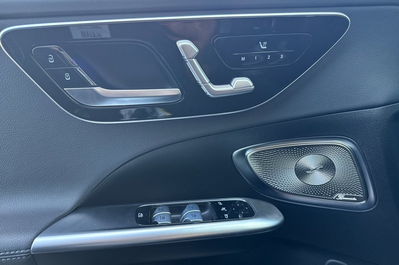 Mercedes-Benz C-Class Vehicle Full-screen Gallery Image 11