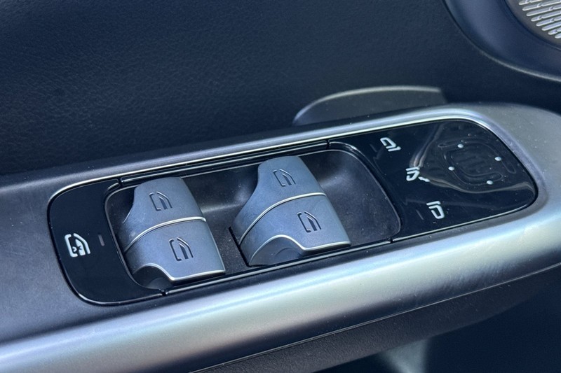 Mercedes-Benz C-Class Vehicle Full-screen Gallery Image 12