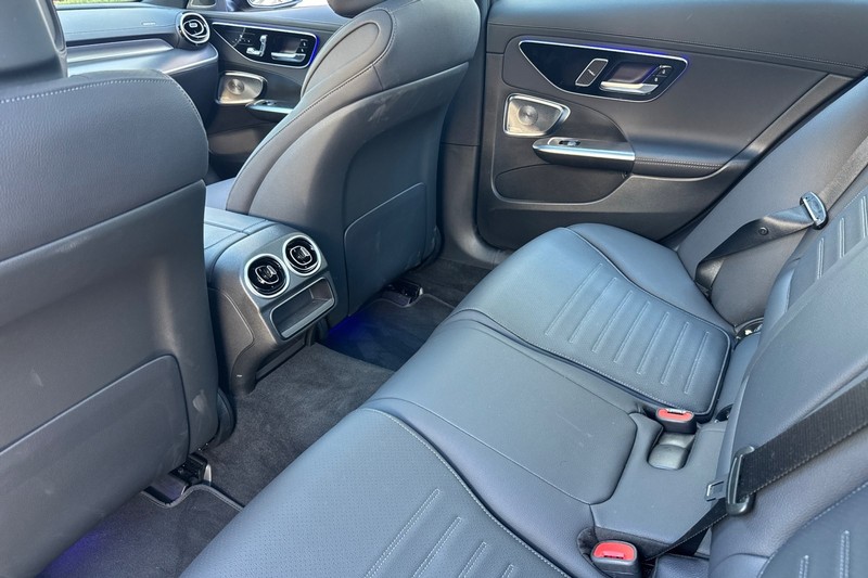 Mercedes-Benz C-Class Vehicle Full-screen Gallery Image 14