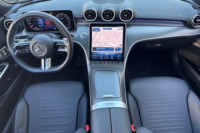Mercedes-Benz C-Class Vehicle Full-screen Gallery Image 15