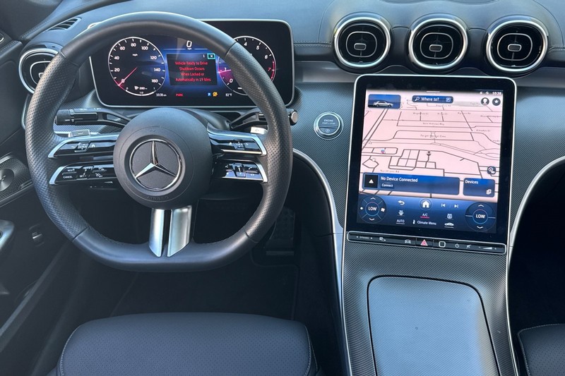 Mercedes-Benz C-Class Vehicle Full-screen Gallery Image 16