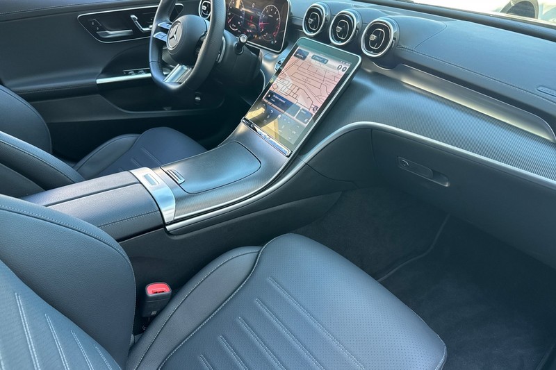 Mercedes-Benz C-Class Vehicle Full-screen Gallery Image 18