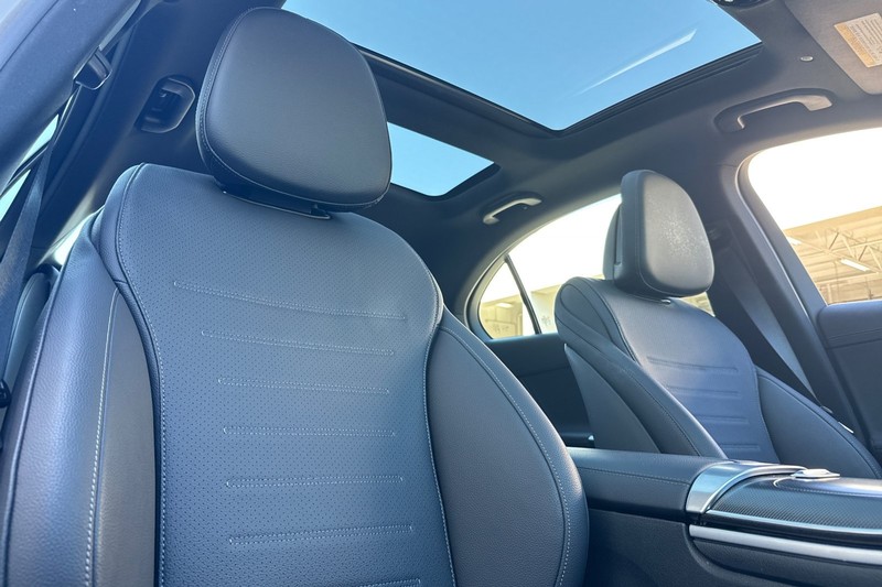 Mercedes-Benz C-Class Vehicle Full-screen Gallery Image 19