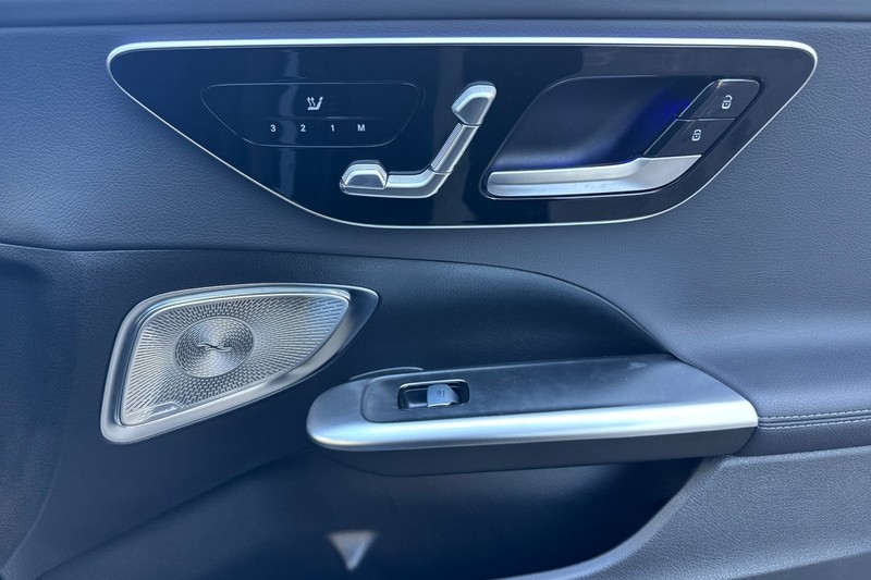 Mercedes-Benz C-Class Vehicle Full-screen Gallery Image 20