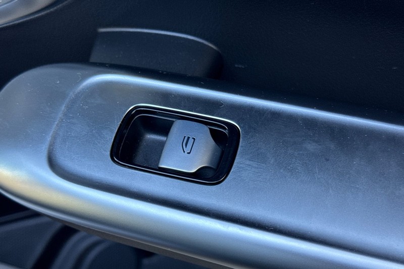 Mercedes-Benz C-Class Vehicle Full-screen Gallery Image 21