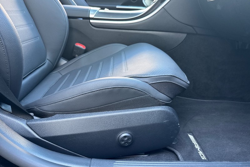 Mercedes-Benz C-Class Vehicle Full-screen Gallery Image 22