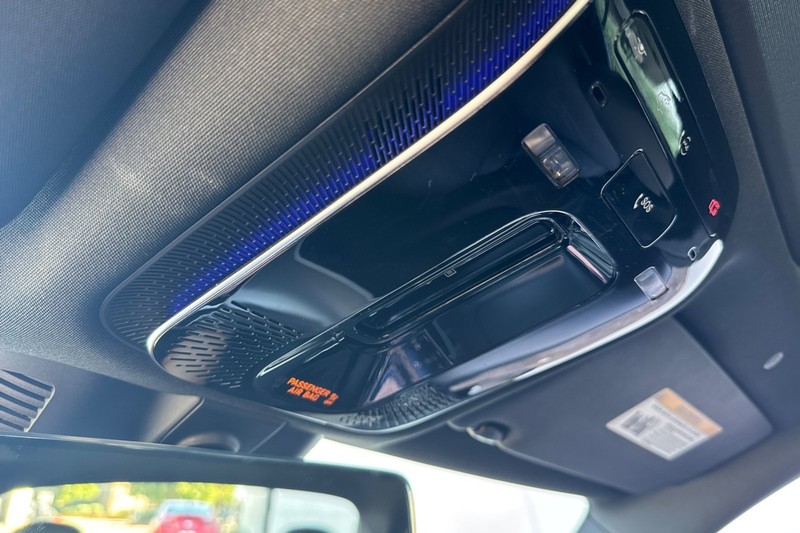 Mercedes-Benz C-Class Vehicle Full-screen Gallery Image 23