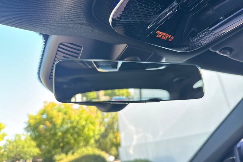Mercedes-Benz C-Class Vehicle Full-screen Gallery Image 24